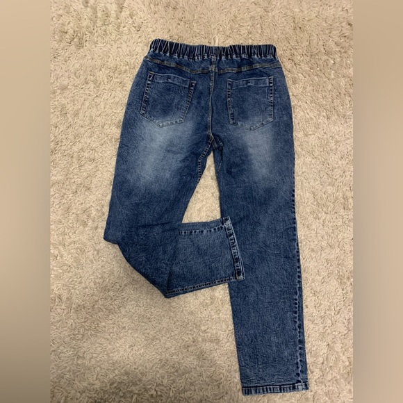 Metietila Women's Distressed Jeans - Picture 3 of 3